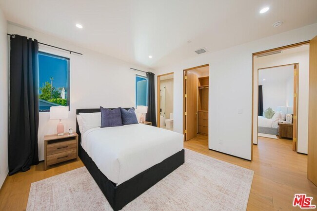 Building Photo - 5141 Varna Ave