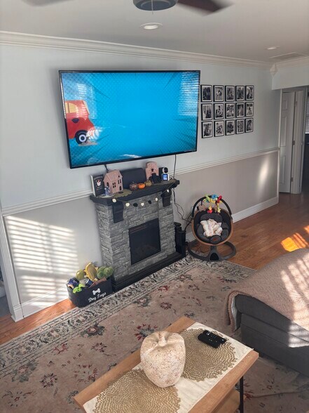 Building Photo - 466 Windsor Dr