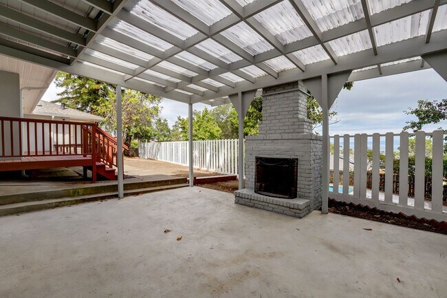 Building Photo - 3 Bed / 3 Bath + Bonus room pet friendly M...
