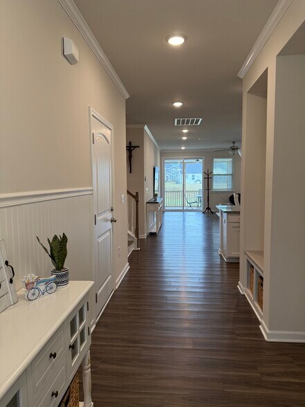 Building Photo - 1200 Quindell Dr