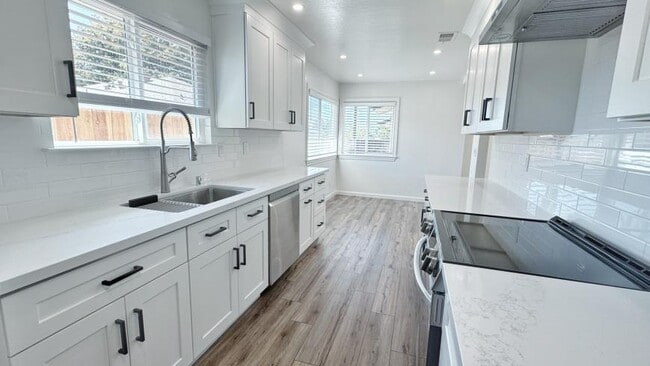 Building Photo - 3 bedroom in Santa Clara CA 95050