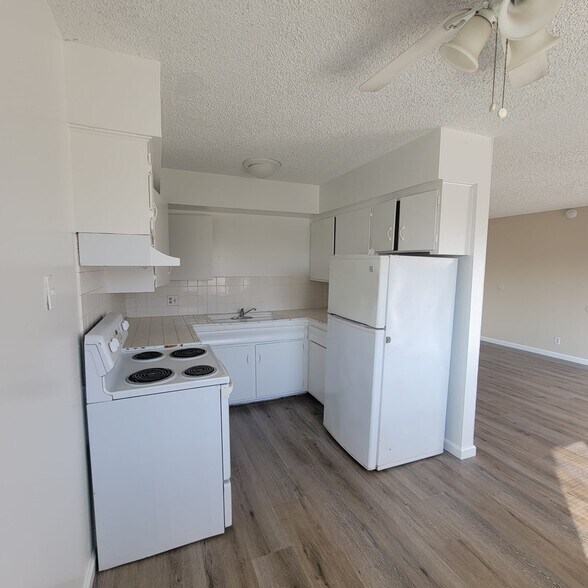Building Photo - 1311 E San Bruno Ave
