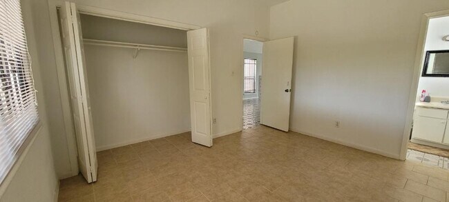 Building Photo - 5718 Anderson Oaks St