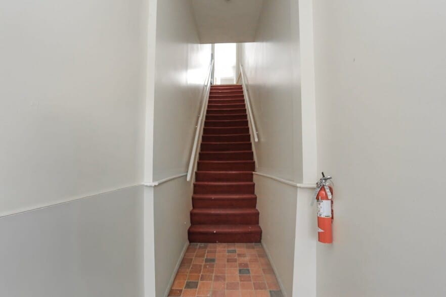Private Staircase - 32 Parker St
