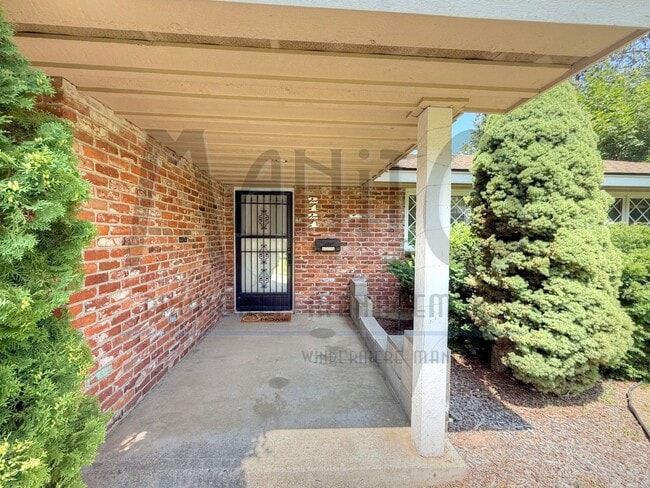 Building Photo - South Hill Red Brick Rancher