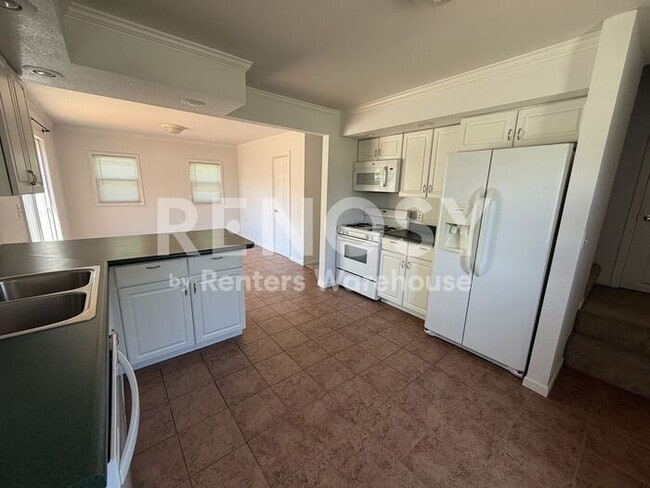Building Photo - Availablae July 1st 4 Bedroom 2 Bath Single Family Home in Rochester