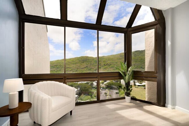 Building Photo - 531 Hahaione St