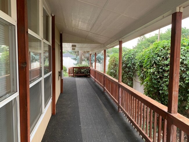 Building Photo - Spacious 3-Bed, 2-Bath Home