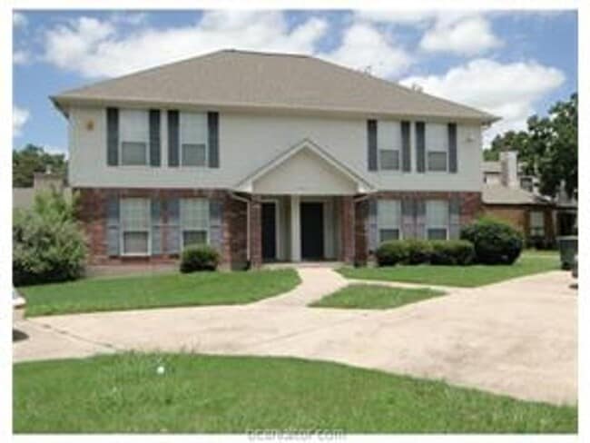 Primary Photo - Spacious 3/2 1/2 duplex in convenient loca...