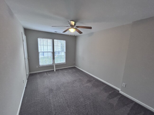 Building Photo - LARGE MOVE IN READY TOWNHOME