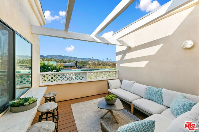 Building Photo - 6502 Dume Dr
