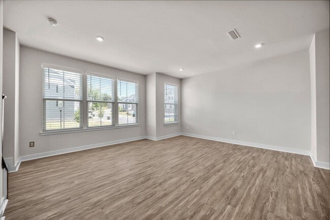 Building Photo - Gorgeous 4 bed 3.5 bath in Trinity Townes ...