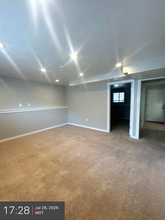 Building Photo - 555 E 170 S