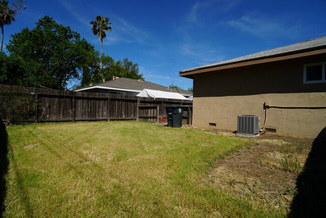 Building Photo - Charming 2 Bedroom, 1 Bathroom Home in Cit...
