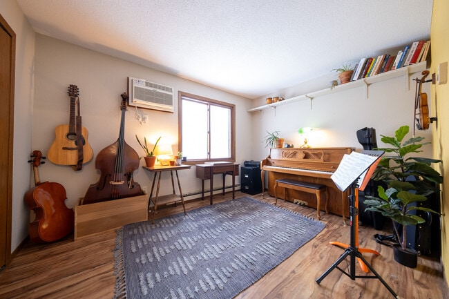 Building Photo - 1637 Christie Pl