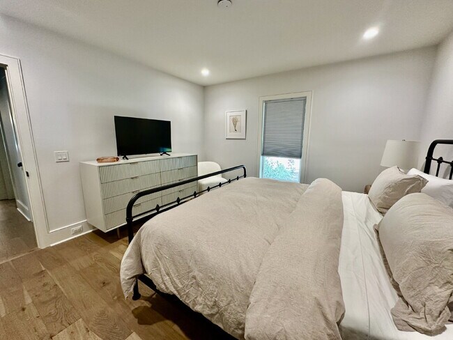 Building Photo - Low Country Cottage located in the Heart of Bluffton!