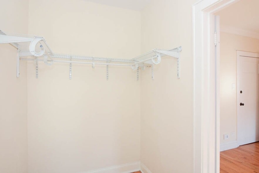 Building Photo - 4742 N Hermitage Ave