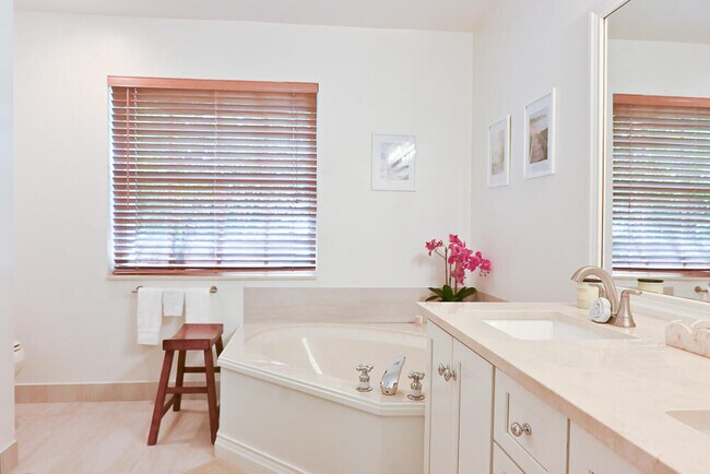 Building Photo - 12828 Meadowbreeze Dr