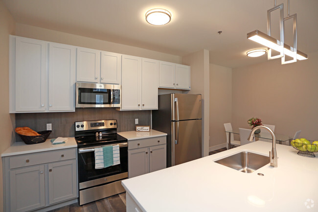 1BR, 1BA - 925 SF - Christine Place