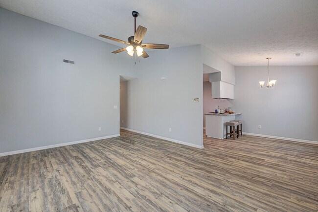 Building Photo - 617 Varsity Dr