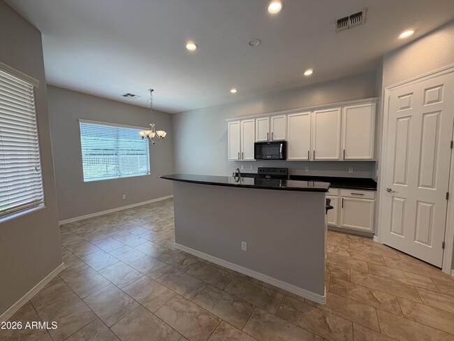 Building Photo - 2417 E Iris Dr