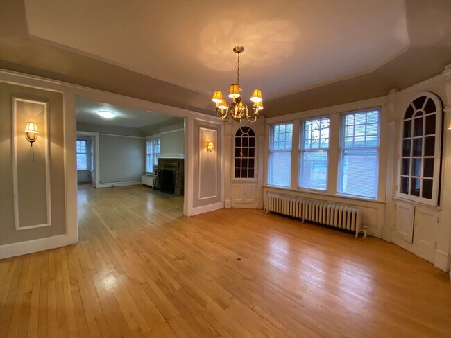 Building Photo - 2533 N Lake Dr