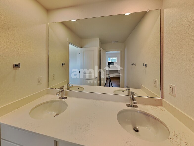 Building Photo - 26141 E Calhoun Pl