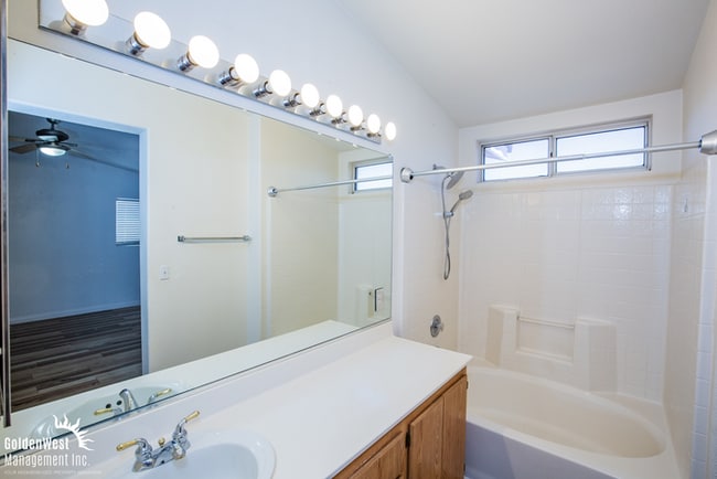 Building Photo - Beautifully Maintained 2Bdm 2Ba Townhome i...