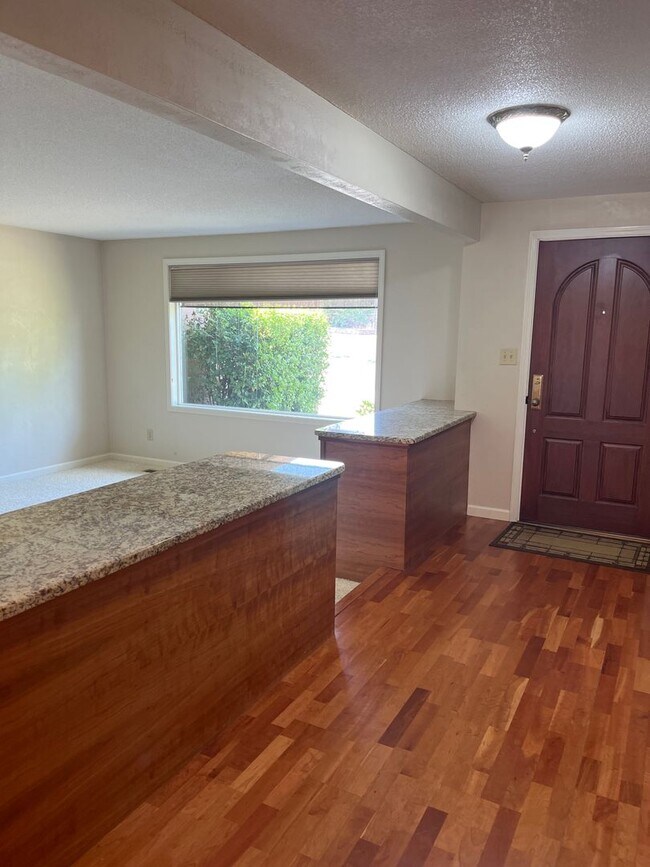 Building Photo - Great East Medford location with views of RoxyAnn