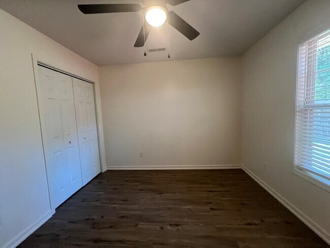 Building Photo - 3290 Valencia Dr