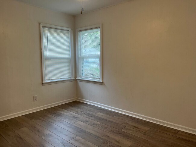 Building Photo - Beautiful Renovated 2 bedroom!