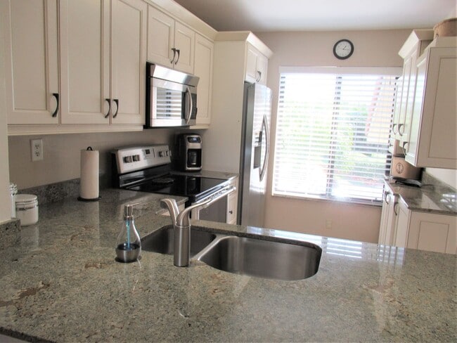 Building Photo - FURNISHED 2/2 GOLF COURSE  6 MONTH RENTAL APR. 29 - OCT. 31, 2026