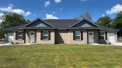 Building Photo - 502 W Sanger St