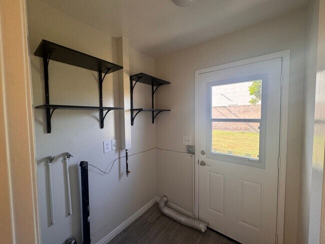 Building Photo - Charming RE-MODELED 3 bed / 2 bath home