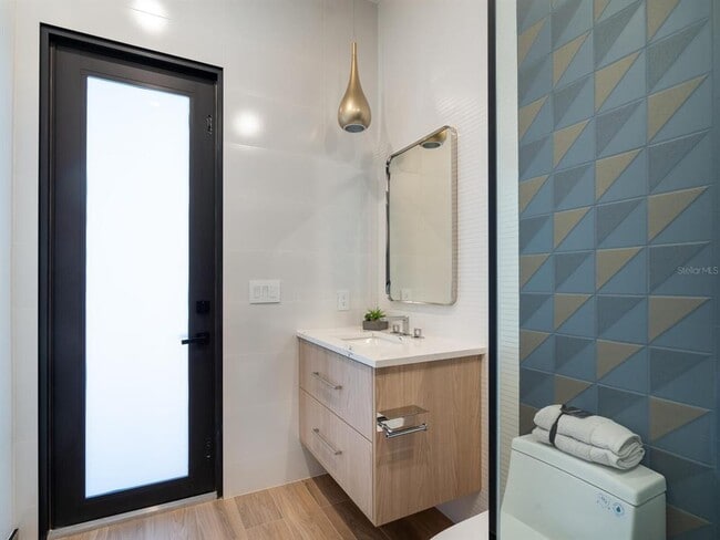 Building Photo - 2467 Hyde Park St