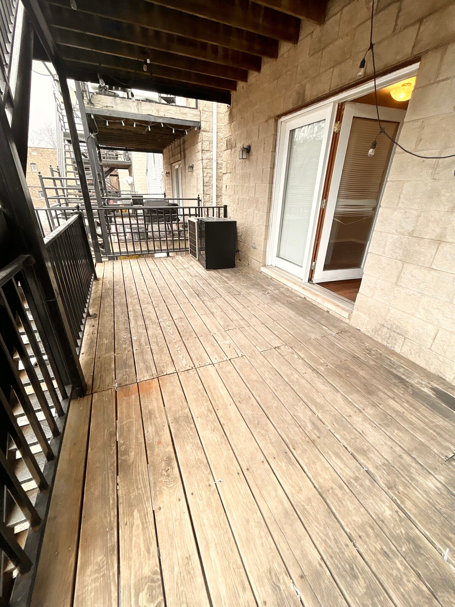 Building Photo - 842 N Wood St