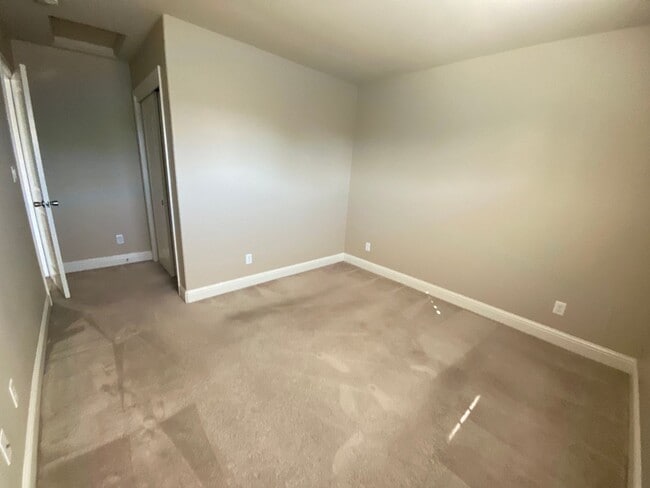 Building Photo - Beautiful 2 story Home in gated community ...