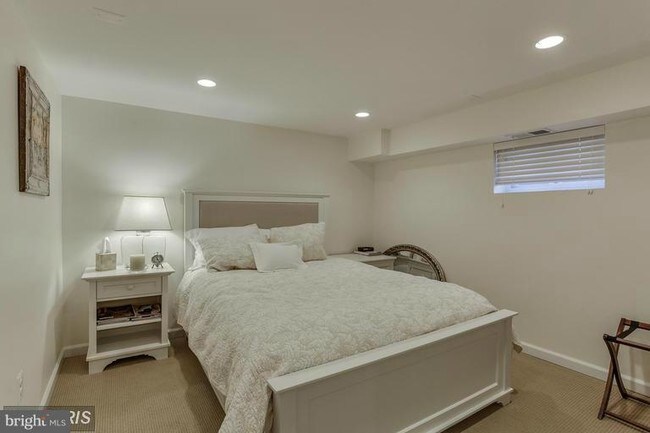 Building Photo - 1334 Mayflower Dr