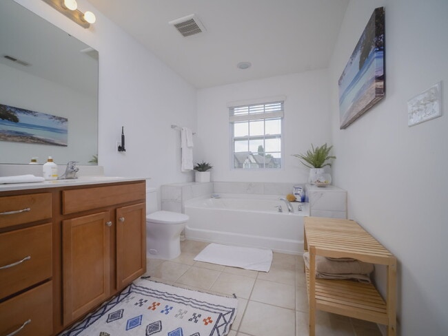 Building Photo - "Exquisite  2-Bed Townhouse with 2.5 Baths in Prime Charlotte Location – 1,531 Sq Ft of Comfort!"