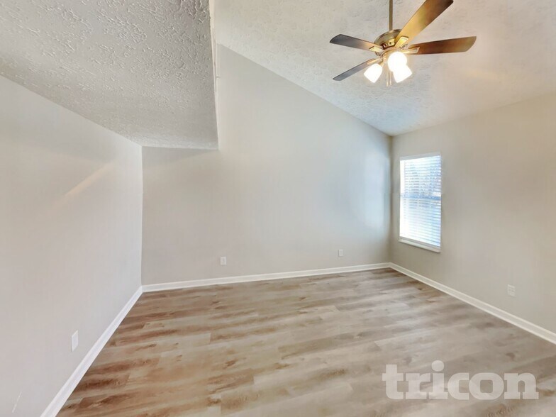 Building Photo - 2773 Riverbend Dr