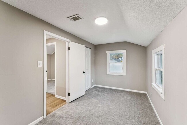 Building Photo - Beautifully renovated 5-bedroom, 2 full bath home ready for move-in!  1st month's rent is FREE!*