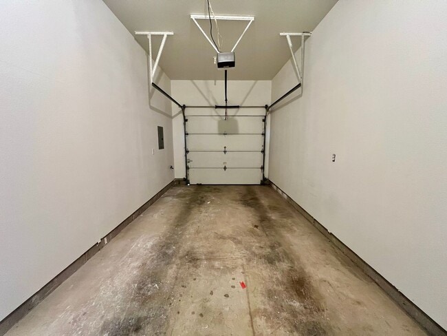 Building Photo - NEWLY RENOVATED! Spacious 2-Bedroom Townhome in a Charming Cul-de-Sac!