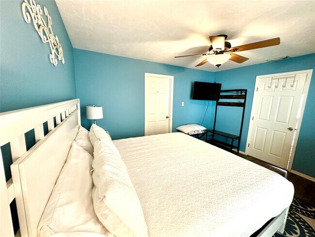 Building Photo - 500 Tiki Dr