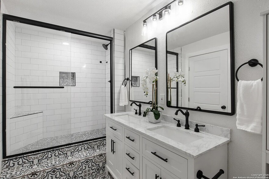 Building Photo - 123 E Brandon