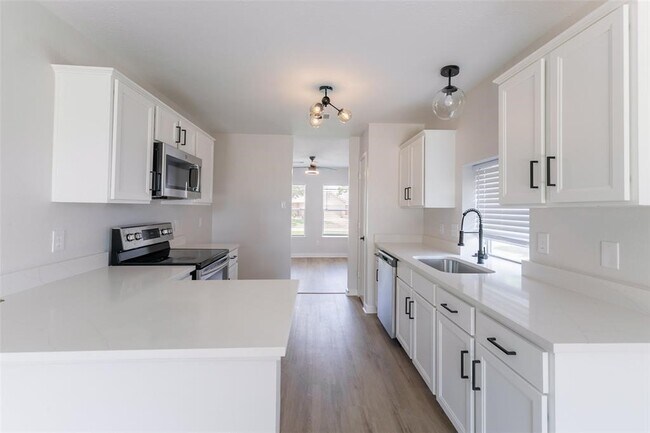 Building Photo - 16711 Hollow Ridge Dr