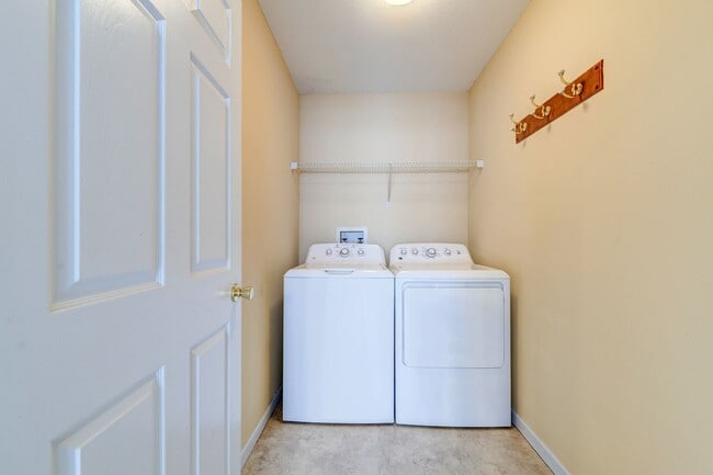 Building Photo - SPACIOUS 3 BEDROOM 2 BATH W/2 CAR GARAGE