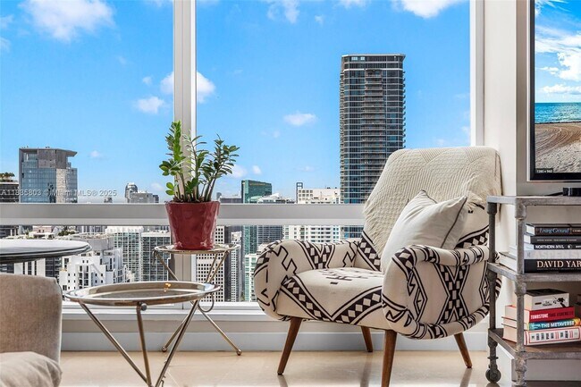 Building Photo - 1425 Brickell Ave
