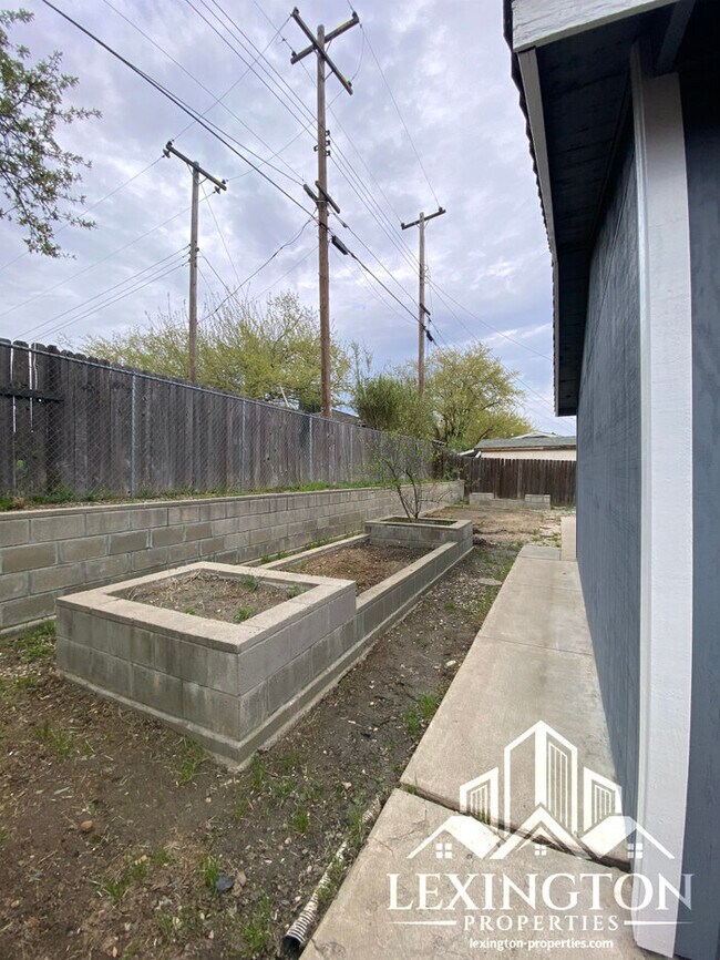 Building Photo - Beautifully Remodeled, Single-story, 3BD/2BA Home in Rio Linda near Babe Best Park!