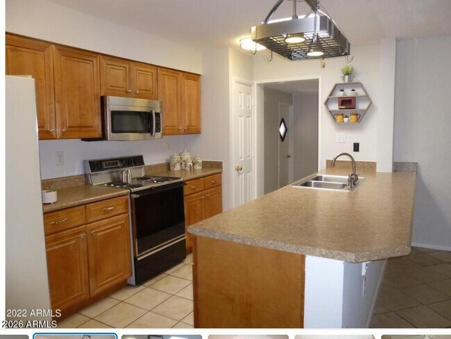 Building Photo - 946 E Loma Vista Dr
