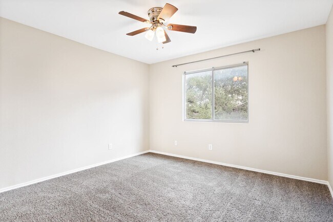 Building Photo - 3 Bedroom/2.5 Bath Bluffs of Lookout Canyon Subdivision
